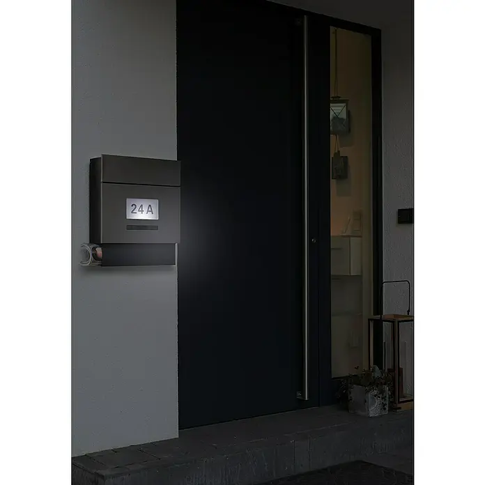 Portaferm Wandbriefkasten Quintus Solar - L x B x H: 14,5 x 39,5 x 48 cm, Edelstahl, Stahl, Zeitungsfach - Diese moderne Hausnummernleuchte mit der Aufschrift "24 A" strahlt an der Fassade und sorgt für gute Sichtbarkeit.