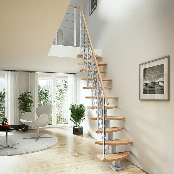 Dolle Mittelholmtreppe Berlin - Breite: 64 cm, Variabel, Perlgrau, Farbe Stufen: Buche Natur, Geschosshöhe: 240 cm - 292 cm - Moderne Holztreppe mit Edelstahlgeländer in einem hellen Wohnraum, die zu einer Galerie führt.
