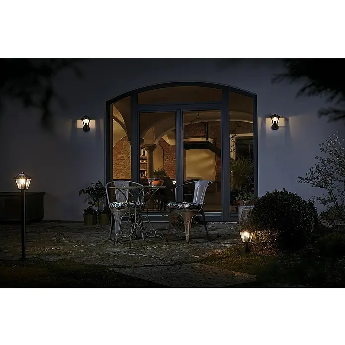 Osram Sensor-Außenleuchte Endura - L x B x H: 23 x 17 x 28 cm, IP44 - Außenbeleuchtung: Eine Szene mit Wandleuchten und einer Stehleuchte, die einen Gartenbereich mit Tisch und Stühlen beleuchten.