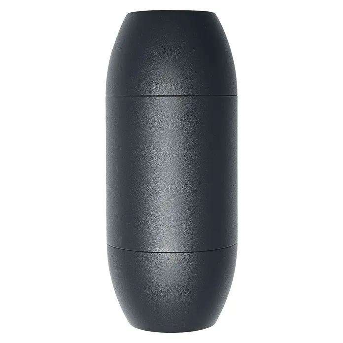 Ledvance Außenwandleuchte Endura Cannon Wall - 10,5 x 7,5 x 18 cm, Dunkelgrau, IP44 - Nahaufnahme eines zylindrischen, dunkelgrauen Produkts mit abgerundeten Enden und zwei horizontalen Linien, die es in drei Abschnitte teilen.