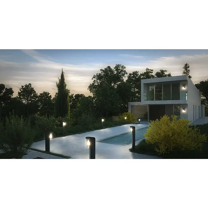 Osram Außenwandleuchte Endura Cascade Wall - 16 x 12 x 18 cm, Dunkelgrau, IP44 - Bild einer modernen Außenbeleuchtung entlang eines Schwimmbads, die eine stimmungsvolle Atmosphäre schafft und die architektonischen Details hervorhebt.