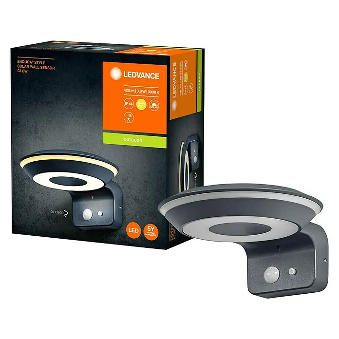 Ledvance Solar-Außenwandleuchte Endura Style Solar - 3,6 W, L x B x H: 16 x 17,7 x 8 cm, Dunkelgrau, IP44, 180 lm - Abbildung einer LEDVANCE Endura Style Solar Wandleuchte mit Bewegungssensor vor dem Produktkarton.