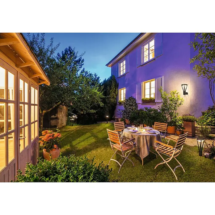 Ledvance Endura Sol Bouquet Solar-Außenwandleuchte - 6 W, L x B x H: 118 x 15 x 36,5 cm, Schwarz, IP44, 550 lm - Gartenansicht mit moderner Außenwandleuchte. Stilvolle Beleuchtung für gemütliche Abende im Freien, die Eleganz und Funktionalität vereint.