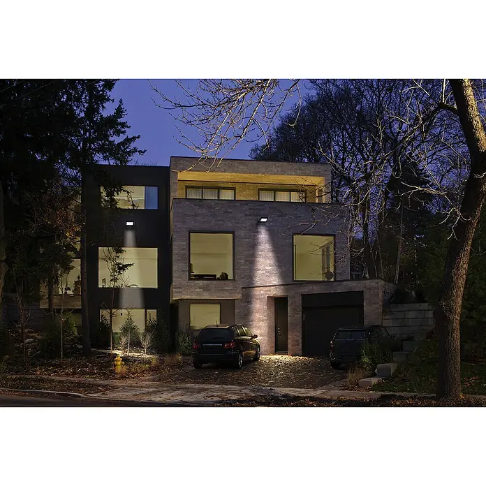 Ledvance LED-Solar-Außenwandleuchte Endura FloodSolarzelle, Kaltweiß, Schwarz - Moderne Hausfassade mit Außenleuchten, die das Gebäude und die Umgebung in stimmungsvolles Licht tauchen.