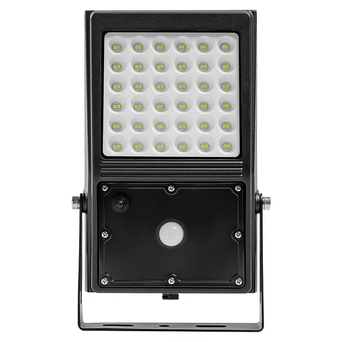Ledvance Solar-Außenwandleuchte Endura Flood - 10 W, L x B x H: 19,4 x 6,7 x 31,3 cm, Schwarz, IP44, 1.200 lm - Nahaufnahme einer schwarzen LED-Außenleuchte mit Bewegungsmelder, ideal für die Beleuchtung von Außenbereichen und zur Erhöhung der Sicherheit.