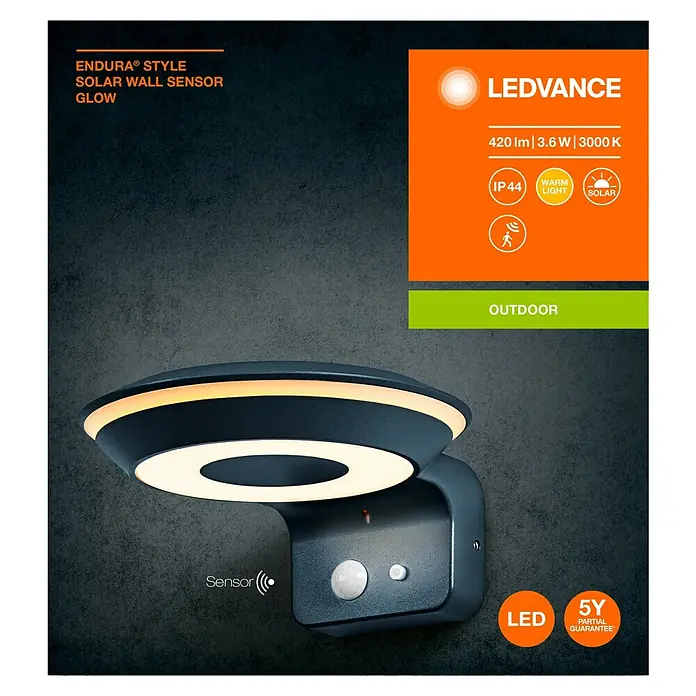 Ledvance Solar-Außenwandleuchte Endura Style Solar - 3,6 W, L x B x H: 16 x 17,7 x 8 cm, Dunkelgrau, IP44, 180 lm - Abbildung einer LEDVANCE Endura Style Solar Wandleuchte mit Sensor, die ein warmes, energiesparendes Licht für den Außenbereich bietet.
