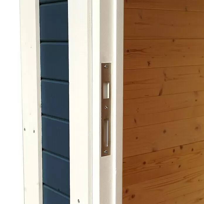 Bertilo Gerätehaus Concept Design - Außenmaß inkl. Dachüberstand (B x T): 237 x 310 cm, Holz, Anthrazit - Silberner Muschelgriff an einer hellen Holzschiebetür, neben einem weißen Rahmen und einer blauen Wand.