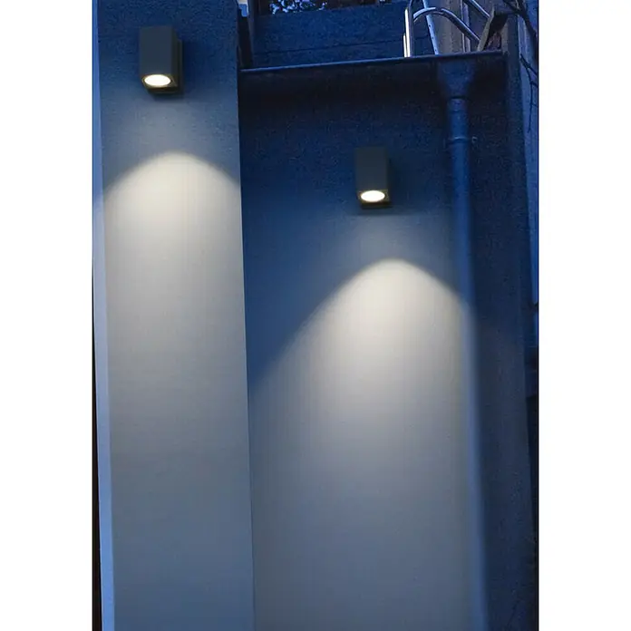 Ledvance Außenwandleuchte Endura Cube - 35 W, 6,6 x 9,3 x 10 cm, Schwarz, IP44 - Zwei graue, würfelförmige Wandleuchten strahlen helles Licht an zwei verschiedenen Wänden nach unten und erhellen so die Fassade.