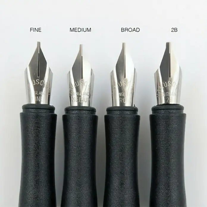Talens Set de marcadores Caligrafía 4 puntas - Negro, 1 mm - Comparación de cuatro anchos de plumín de caligrafía: Fino, Medio, Ancho y 2B, mostrando precisión para diversos estilos de escritura.
