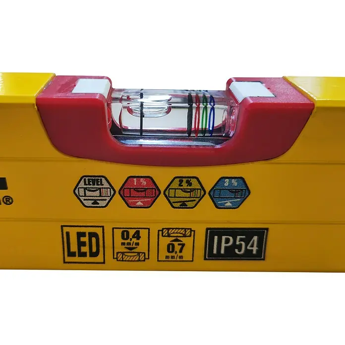 Wisent Wasserwaage LED - Länge: 60 cm, Anzahl Libellen: 2 Stk. - Detailaufnahme einer gelben Wasserwaage mit roter Umrandung und diversen Anzeigen, die Genauigkeit und Schutz vor Staub und Spritzwasser illustrieren.