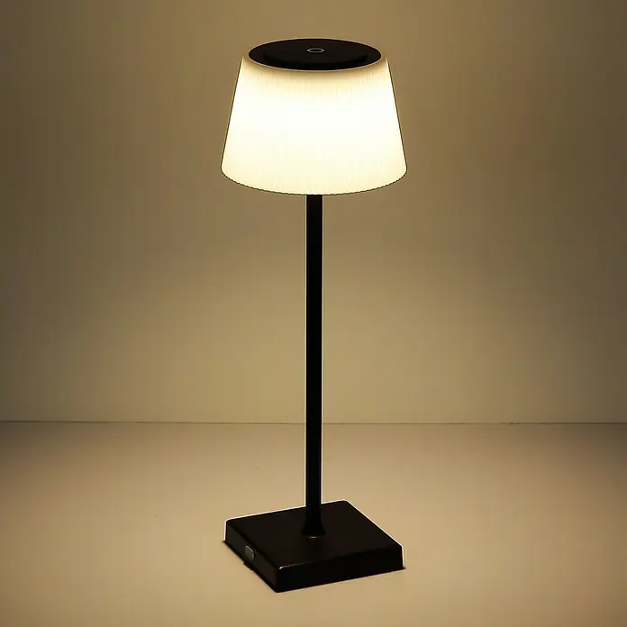 Globo Akku-Tischleuchte GREGOIR - 4 W, Warmweiß, Schwarz, Weiß - Nahaufnahme einer eleganten, modernen Tischleuchte mit einem schwarzen Sockel und einem warm leuchtenden Schirm.