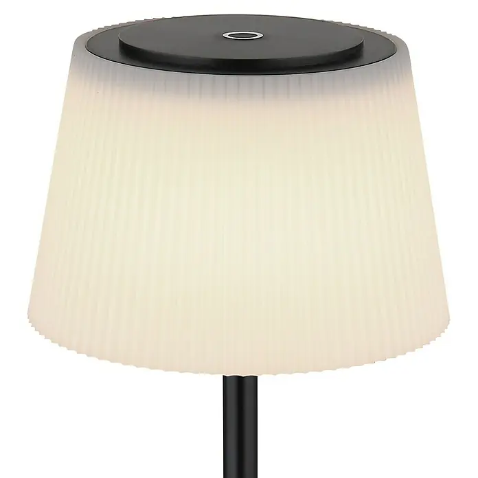 Globo Akku-Tischleuchte GREGOIR - 4 W, Warmweiß, Schwarz, Weiß - Nahaufnahme einer eleganten, kabellosen Tischleuchte mit plissiertem Schirm und dunklem Sockel, ideal für stimmungsvolle Beleuchtung.