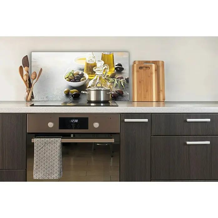 CUCINE Küchenrückwand - Fine Olive, 80 x 40 cm, Stärke: 6 mm, Einscheibensicherheitsglas (ESG) - Küchendekoration mit Olivenmotiv. Die Küchenrückwand zeigt ein Olivenöl-Stillleben und verleiht der Küche eine mediterrane Note.