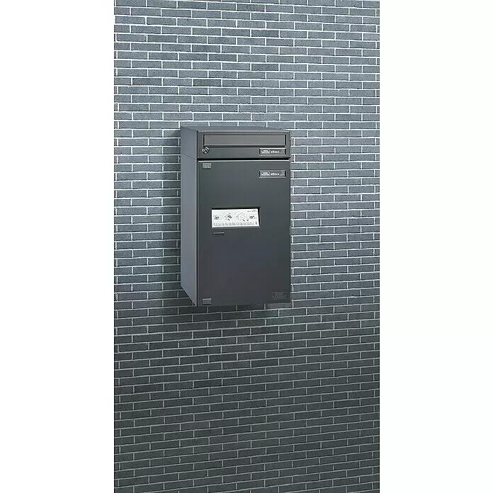 Burg-Wächter Paketbox eBoxx GV 645 - L x B x H: 45 x 57,5 x 76 cm, Anthrazit, Stahl, Namensschild, Fassungsvermögen: 197 l - Dunkelgrauer Metall-Paketkasten mit Schloss, an einer Wand montiert, zeigt Lieferanweisungen auf dem Display.