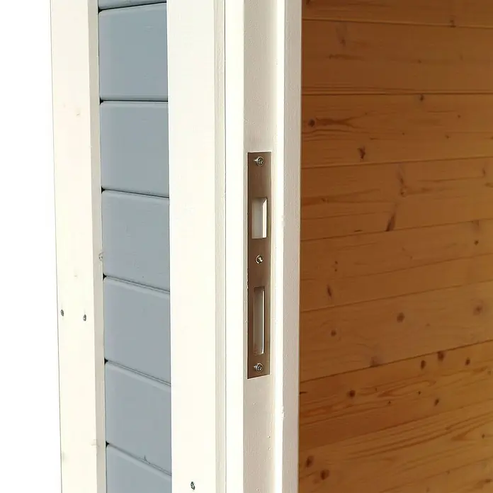 Bertilo Gerätehaus Pentus 1 - Außenmaß inkl. Dachüberstand (B x T): 246 x 143 cm, Holz, Natur - Nahaufnahme einer Türmontage mit Fokus auf dem Türschlossblech, das in einem weißen Rahmen montiert ist und zwei längliche Aussparungen aufweist.
