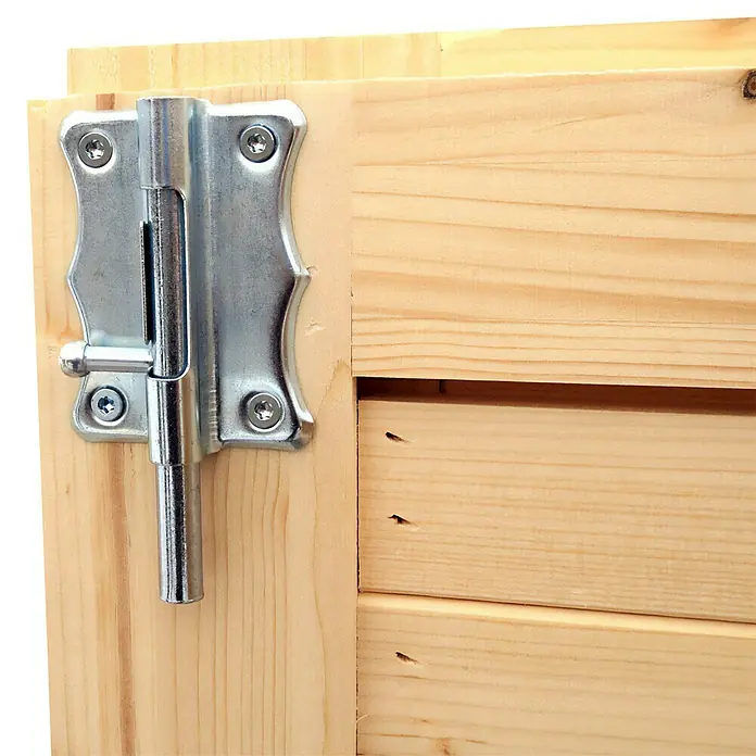 Bertilo Gerätehaus Woodline - Außenmaß inkl. Dachüberstand (B x T): 226 x 240 cm, Holz, Anthrazitgrau - Nahaufnahme eines silbernen Riegelverschlusses an einem hellen Holzprodukt, das eine robuste und sichere Schließfunktion bietet.