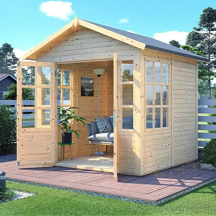 Bertilo Gerätehaus Teahouse - Außenmaß inkl. Dachüberstand (B x T): 276 x 266 cm, Holz, Natur - Ein Gartenhaus aus hellem Holz mit offenen Türen, das einen gemütlichen Außenwohnbereich auf einer Terrasse in einem sonnigen Garten schafft.