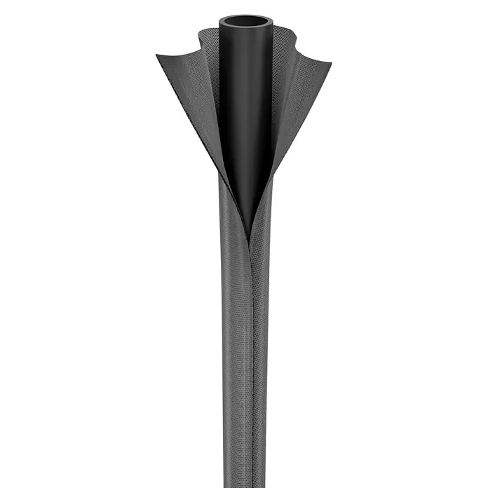 Gardena Gartenschlauch Liano Life - 10 m, Schlauchdurchmesser: 13 mm - Das Bild zeigt eine Rohrleitung mit einer grauen Schutzummantelung. Die Ummantelung ist teilweise geöffnet und legt das schwarze Rohr frei.