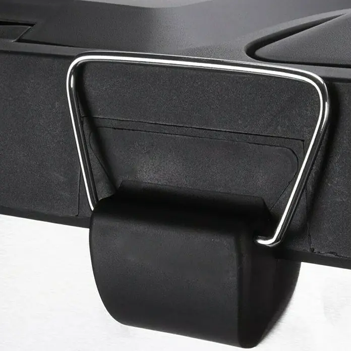 MSV Cubo con pedal Eco - 40 l, Acero inoxidable, Acero inoxidable/Negro - Un primer plano de una maleta negra con un asa plateada que asegura una lengüeta negra rectangular.