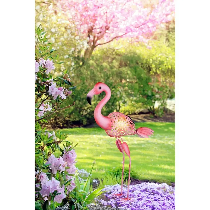 Globo Solar-Dekoleuchte Flamingo - 0,06 W, L x B x H: 340 x 160 x 740 mm, Pink, IP44 - Dekorativer rosa Flamingo aus Metall für den Garten, der inmitten blühender Blumen steht und eine charmante und verspielte Note verleiht.