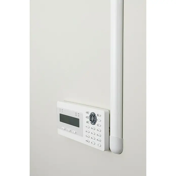 D-Line Kabelkanal Halbrund - 1 m, 30 x 15 mm, Weiß - Nahaufnahme einer weißen Alarmanlage an einer Wand, die für Sicherheit und Schutz in Innenräumen sorgt.