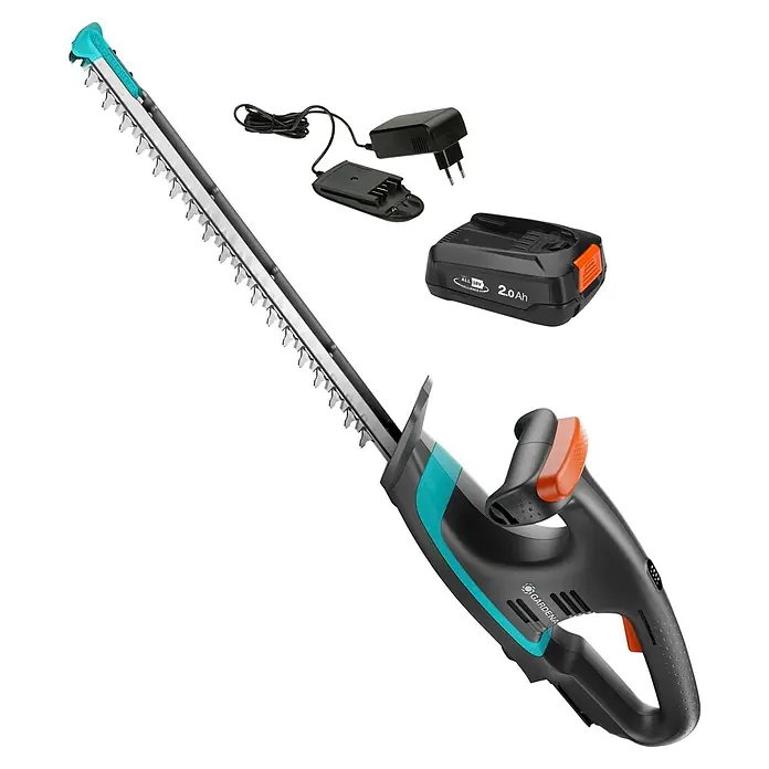 Gardena Power for All 18V Akku-Heckenschere EasyCut - 18 V, Li-Ionen, 1 Akku - Das Bild zeigt eine GARDENA Akku-Heckenschere mit Akku und Ladegerät. Die Heckenschere ist schwarz mit türkisen Akzenten.