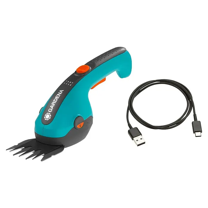 Gardena ClassicCut Akku-Grasschere Li - 3,6 V, 1 Akku, Schwertbreite: 8 cm - Das Bild zeigt eine GARDENA Akku-Grasschere mit einem USB-Ladekabel. Die Schere ist blau und schwarz und hat einen orangefarbenen Knopf.