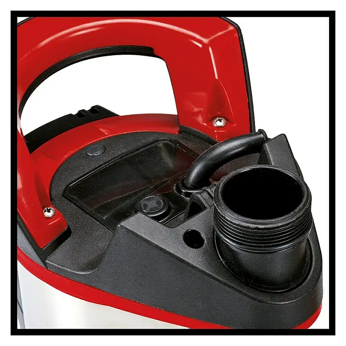 Einhell Klarwasser-Tauchpumpe GE-SP 4390 N-A LL ECO - 430 W, Max. Fördermenge: 9.000 l/h - Detailaufnahme einer Tauchpumpe mit rotem Griff und schwarzem Kunststoffgehäuse, Anschluss für Schläuche sichtbar.