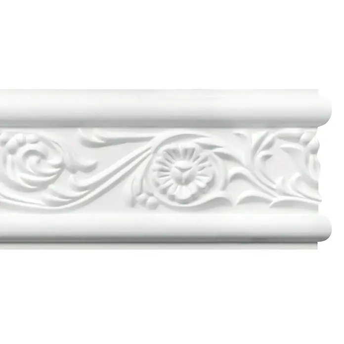 Zierprofil Prestige Hella - 200 x 1,5 x 8 cm, Expandiertes Polystyrol (EPS) - Nahaufnahme einer eleganten, weißen Zierleiste mit floralen Mustern, ideal für die stilvolle Wandgestaltung im Innenbereich.