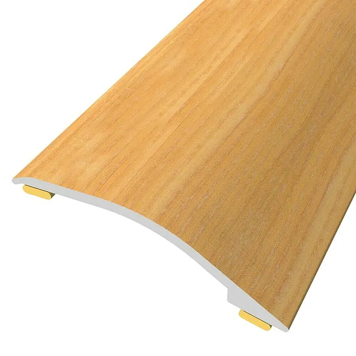Baglinox Perfil de transición inclinado Aspem - 8A - 90 cm x 38 mm, Pegado - Primer plano de un perfil de suelo con aspecto de madera, perfecto para transiciones entre tipos de pavimentos.