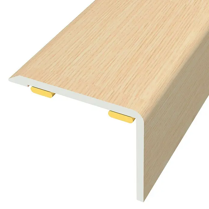 Baglinox Perfil angular Roble - 87 - 135 cm x 25 mm x 20 mm, Pegado - Esta imagen muestra un borde de escalera con aspecto de madera clara y fijaciones doradas, ideal para un acabado elegante.