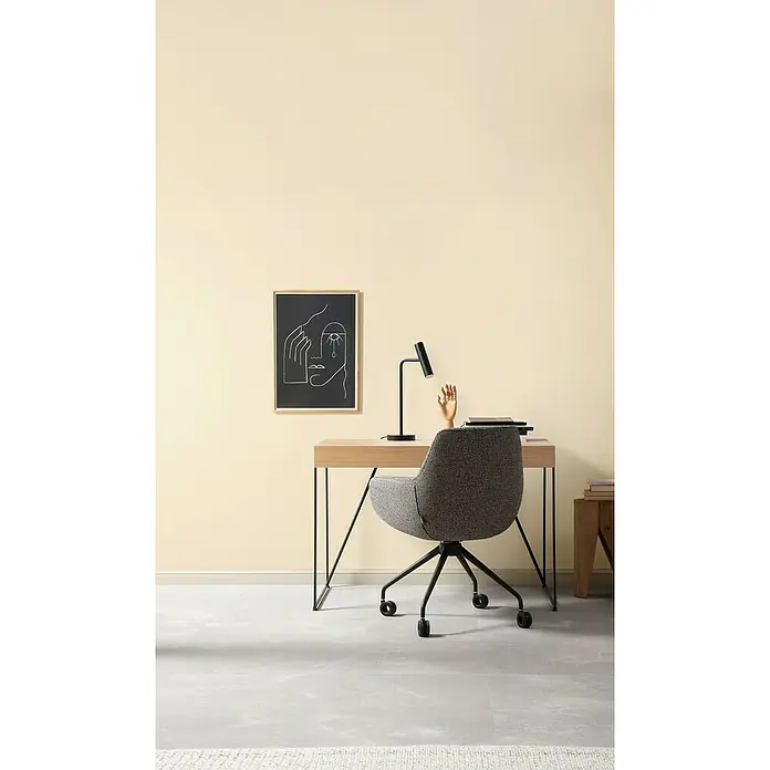 SCHÖNER WOHNEN-Farbe Wandfarbe DesignfarbeWohliges Naturbeige, Matt, 100 ml, Konservierungsmittelfrei - Schreibtisch mit minimalistischem Design, bestehend aus einer hellen Holzplatte und schwarzen Metallbeinen, sowie einem grauen Bürostuhl mit Rollen.