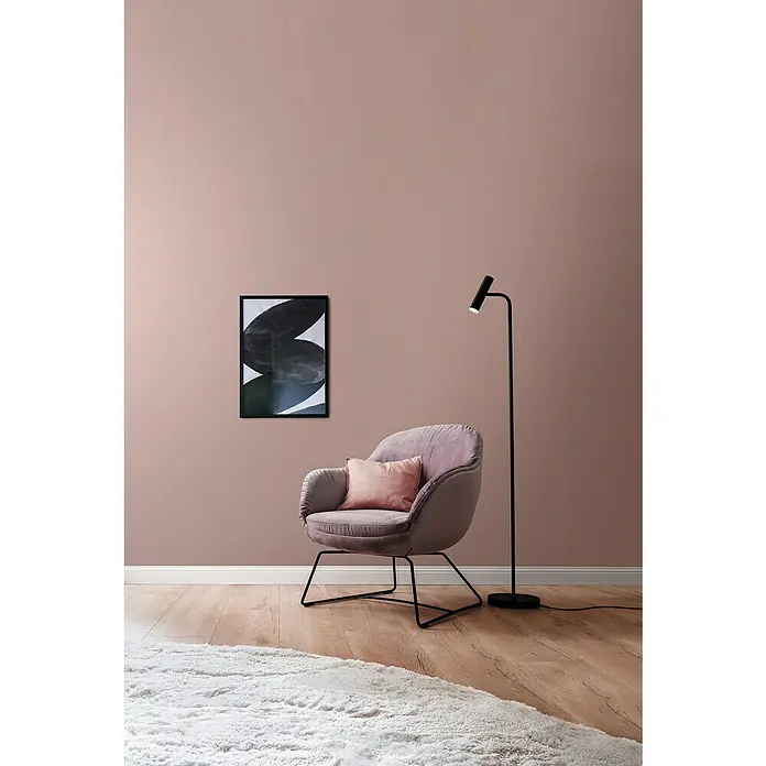 SCHÖNER WOHNEN-Farbe Wandfarbe Designfarbe - Romantisches Pfingstrosenrosé, Matt, 2,5 l, Konservierungsmittelfrei - Elegante Inneneinrichtung mit einem Sessel in sanftem Lila, einer Stehlampe und einem abstrakten Kunstwerk an einer zartrosa Wand.