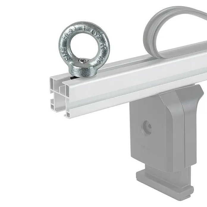 Menabo Ringmutter - Stahl, 2 Stk. - Nahaufnahme einer Ringschraube, die an einem weißen Träger befestigt ist, Teil eines robusten und zuverlässigen Befestigungssystems.