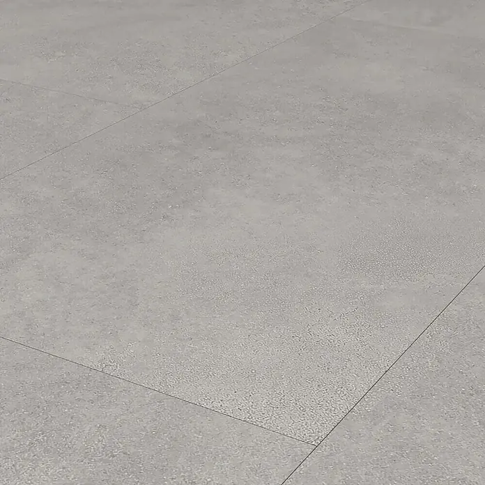 b!design Vinylboden SPC - Amalfi, Fliese, 800 x 400 x 5 mm - Nahaufnahme von hellgrauen Bodenfliesen mit dezentem Muster und sichtbaren Fugenlinien.