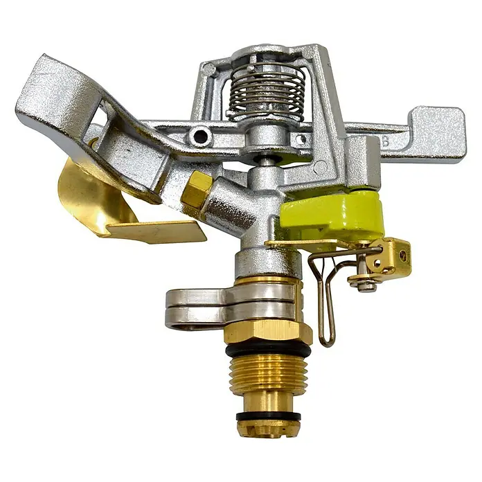 Aspersor de impacto - Sector de riego por aspersión: 5 ° - 360 °, Metal - Primer plano de un aspersor de césped de color plateado con detalles en amarillo y dorado, aislado sobre fondo blanco.