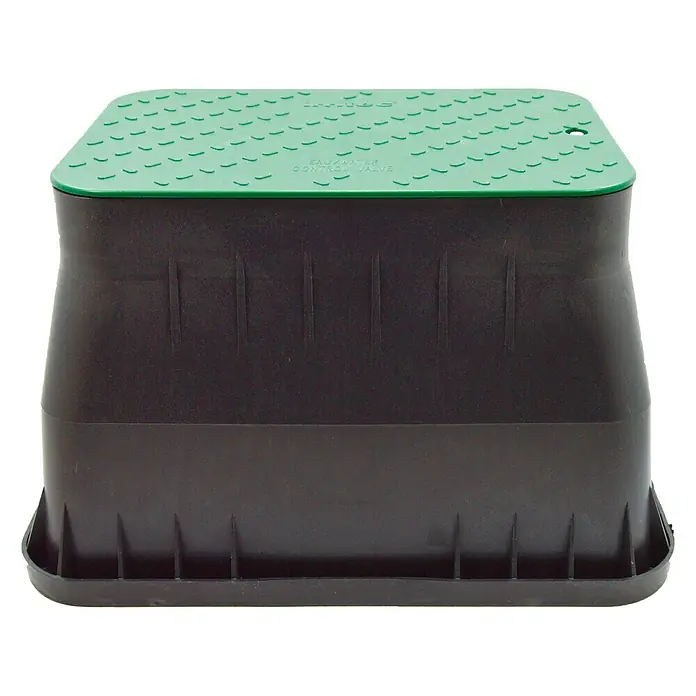 Arqueta rectangular 4 salidas - L x An x Al: 47 x 37 x 23 cm, 1 ud. - La imagen muestra una caja de válvulas negra con una tapa verde, utilizada para proteger las válvulas en el jardín.
