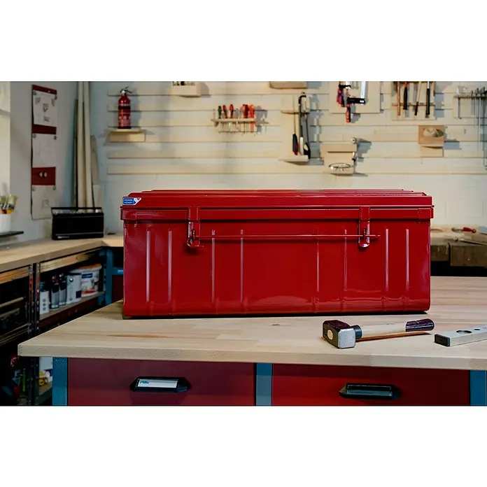 Aufbewahrungs- & Transportbox - L x B x H: 90 x 50 x 37 cm, Rot - Roter Werkzeugkasten auf einer Werkbank, ideal für die Aufbewahrung von Werkzeugen und Zubehör.