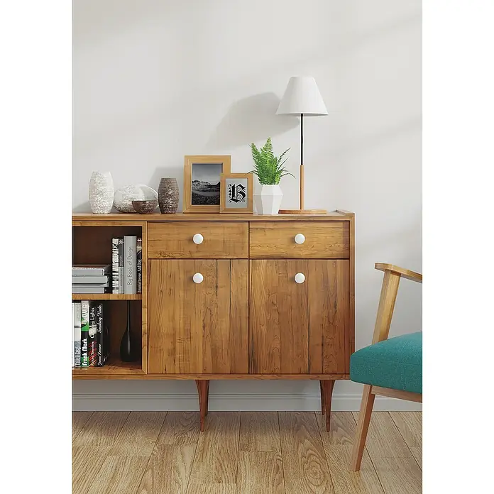 Nesu Pomo para muebles 406BL - Ø x Al: 39 x 31 mm, Madera, Blanco - Esta imagen muestra un aparador de madera con cajones, compartimentos de armario, elementos decorativos y una lámpara en la parte superior.