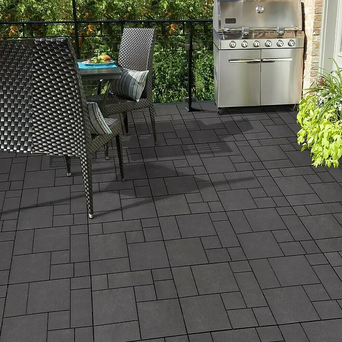 Klickfliese Mosaik - Kunststoff, 30 x 30 x 1,5 cm, Anthrazit, 6 Stk. - Terrassenbild mit grauem Terrassenfliesen-Design. Diese strapazierfähigen Fliesen verwandeln jeden Außenbereich in eine stilvolle Wohlfühloase.
