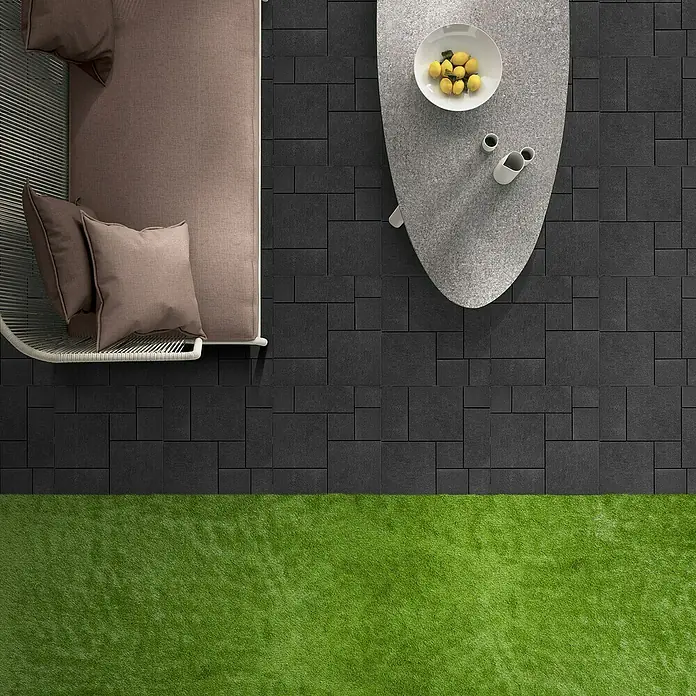 Klickfliese Mosaik - Kunststoff, 30 x 30 x 1,5 cm, Anthrazit, 6 Stk. - Moderne Gartengestaltung mit grauen Pflastersteinen, einem Sofa mit Kissen und einem Tisch mit Zitronen für ein entspanntes Ambiente.