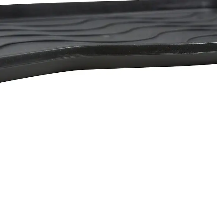 Astra Schuhabtropfschale - 75 x 38 cm, Schwarz, Mit Noppen - Nahaufnahme einer schwarzen Gummifußmatte mit erhöhten Rillen, die eine robuste und leicht zu reinigende Oberfläche bietet.