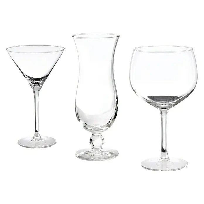 Set de copas de coctelería - Vidrio, 6 pzs. - Toma clara de tres copas de vidrio vacías para cócteles y vino sobre un fondo negro.