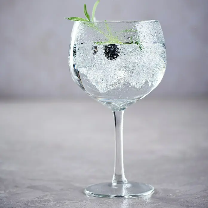 Set de copas de coctelería - Vidrio, 6 pzs. - Refrescante gin tonic con mora y romero en una elegante copa de vino, perfecto para un momento de placer con estilo.