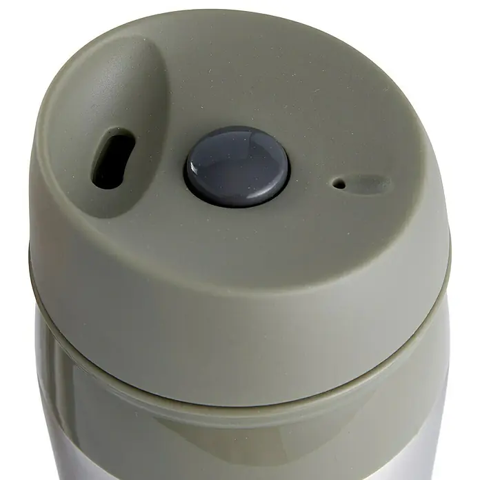 Termo para beber hermético - Ø x Al: 8 x 21 cm, 450 ml - Primer plano de la tapa de un termo de viaje, con un mecanismo de botón para abrir y cerrar.