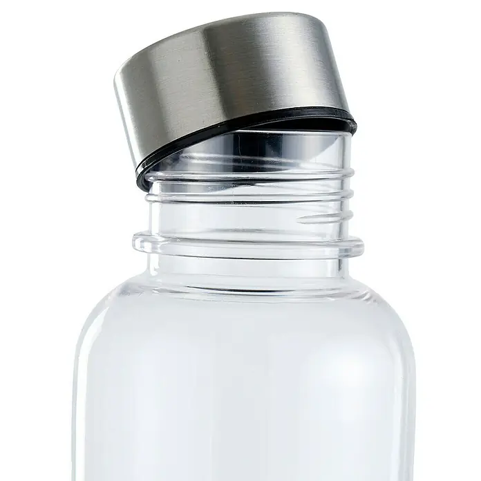 Botella rellenable con tapón de acero - 500 ml, Material: Plástico - Primer plano de una botella de agua transparente con tapa plateada. La botella es de plástico transparente e ideal para mantenerse hidratado.