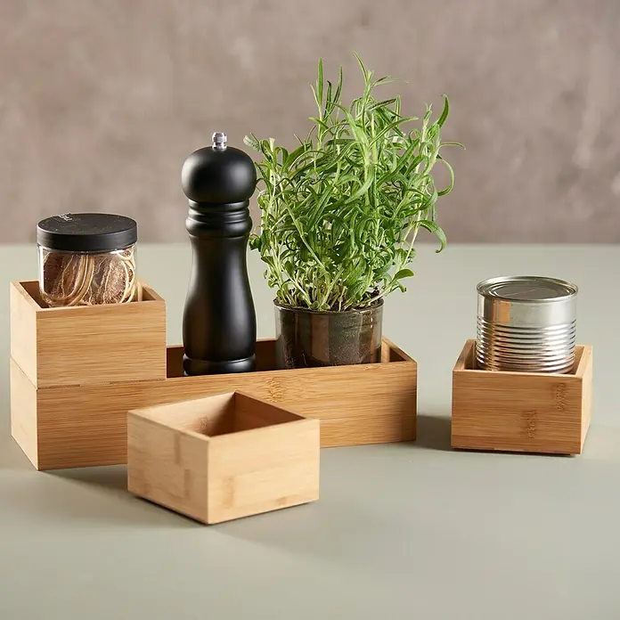 Set cajas de madera sin tapa - 4 pzs., Material: Madera - Disposición de recipientes de bambú con especias, hierbas y molinillo de pimienta, destacando la versatilidad del almacenamiento.