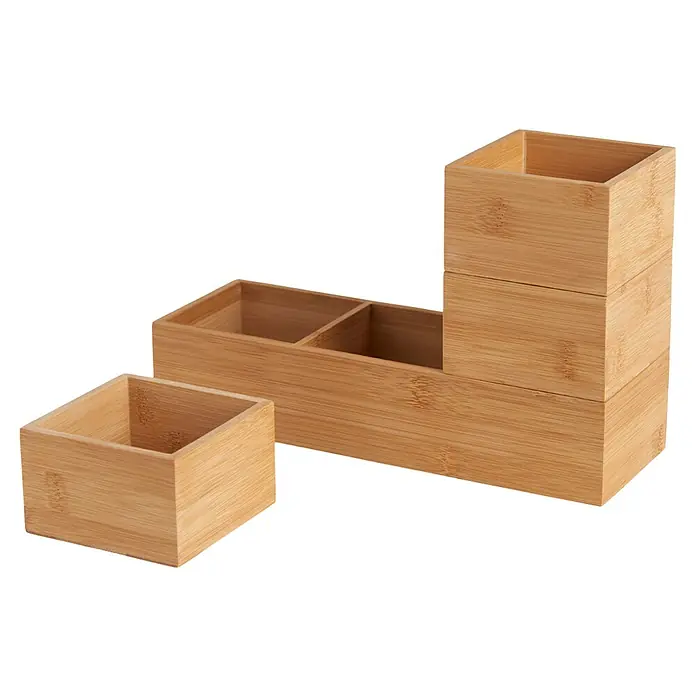 Set cajas de madera sin tapa - 4 pzs., Material: Madera - Un conjunto organizador de escritorio de bambú, que consta de un cubo individual, un recipiente oblongo con dos compartimentos y una torre de tres cubos.