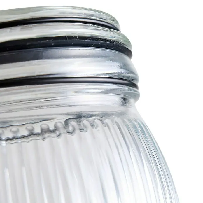 Frasco con cierre mecánico - 900 ml, Vidrio - Primer plano de un tarro de conserva con vidrio acanalado y tapa plateada con junta de goma negra.