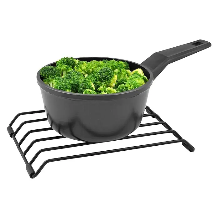Salvamantel - 17 x 24 x 2,5 cm, Metal - Una cacerola negra con brócoli sobre un salvamanteles. Utensilios de cocina prácticos para la cocina.